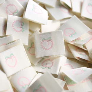 水蜜白桃子水果布标洗标手工辅料织唛手帐标签发圈对折标肠圈现货