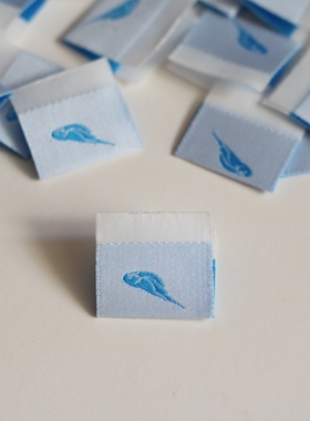 小鸟对折布标时尚潮流织唛布标定制服装领标商标设计织标源头工厂