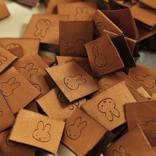 美拉德棕米菲兔对折布标织唛领标洗标服装辅料织标商标大肠圈辅料