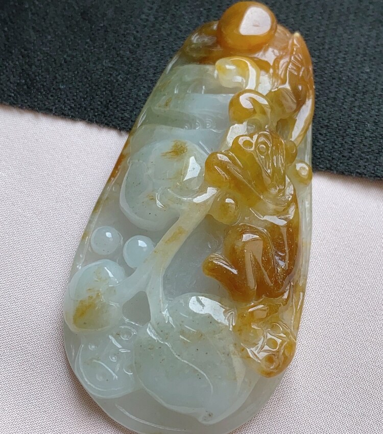 水头十足黄翡手工巧雕老坑种A货翡翠 猴子献寿挂件带证书