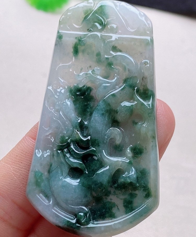 水头十足 飘蓝花精雕 老坑种a货翡翠 龙牌吊坠带证书