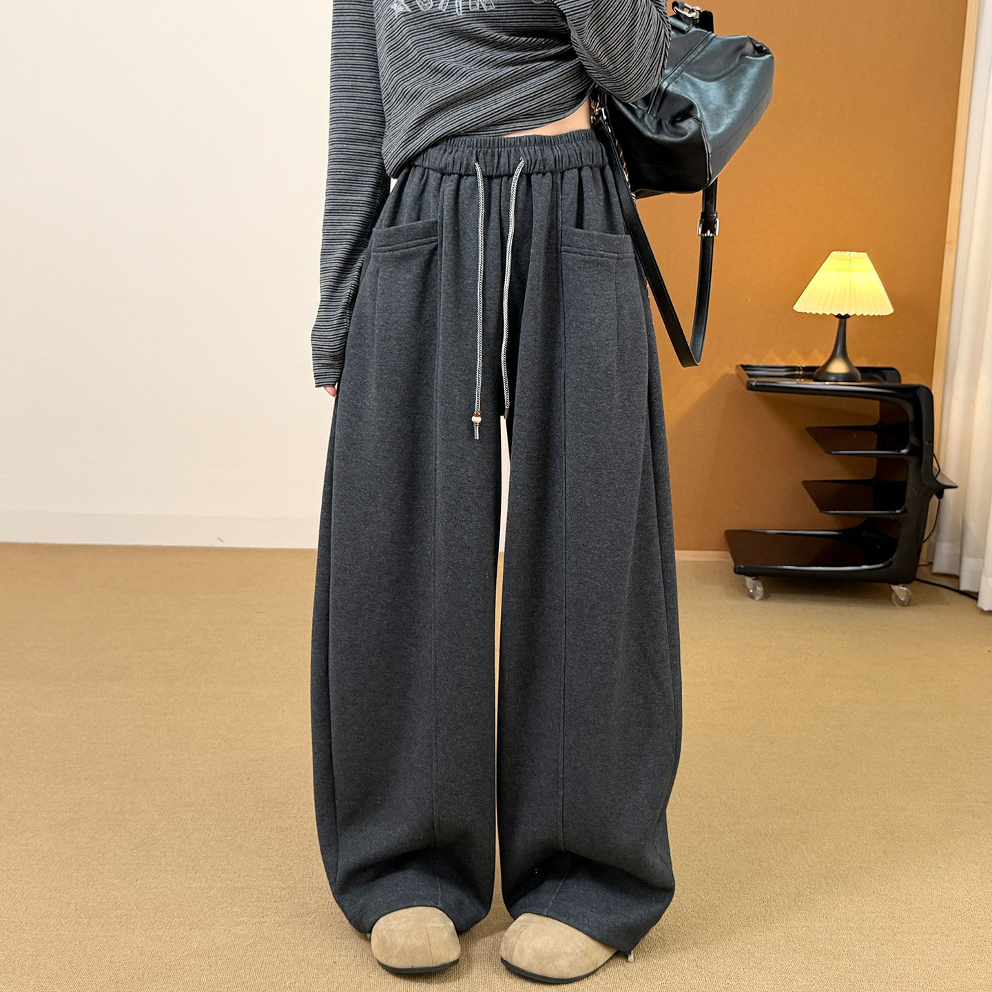 松弛感压褶休闲卫裤女2026秋冬加厚抽绳大裤腿宽松显瘦垂感阔腿裤