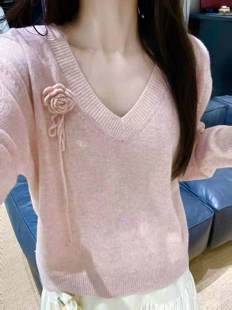 价格私询2025秋季 百搭气质高级感温柔粉山羊绒花朵V领毛衣 新款