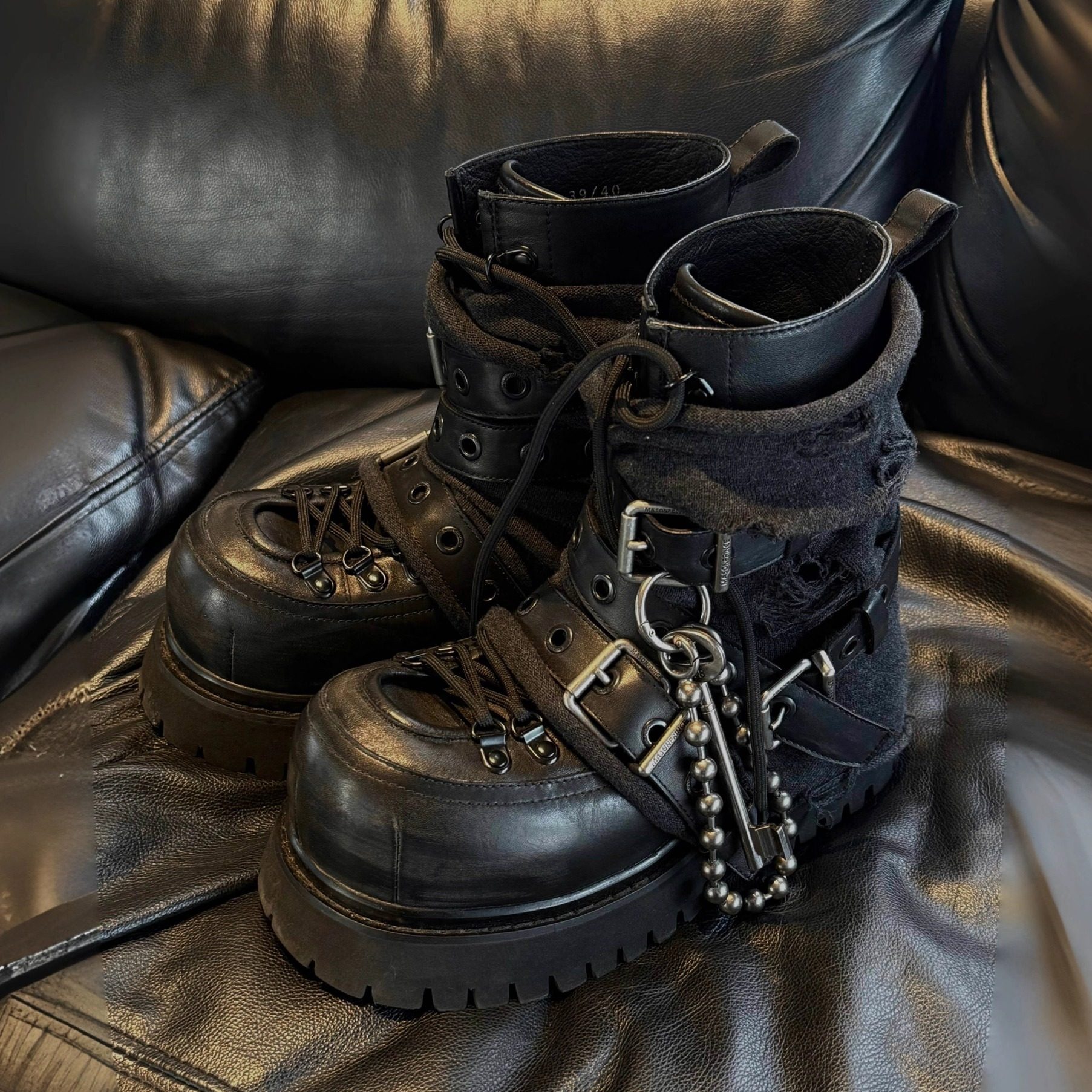 暗黑复古马丁靴男女厚底机车靴短筒朋克金属骑士靴登山硬涨流浪靴