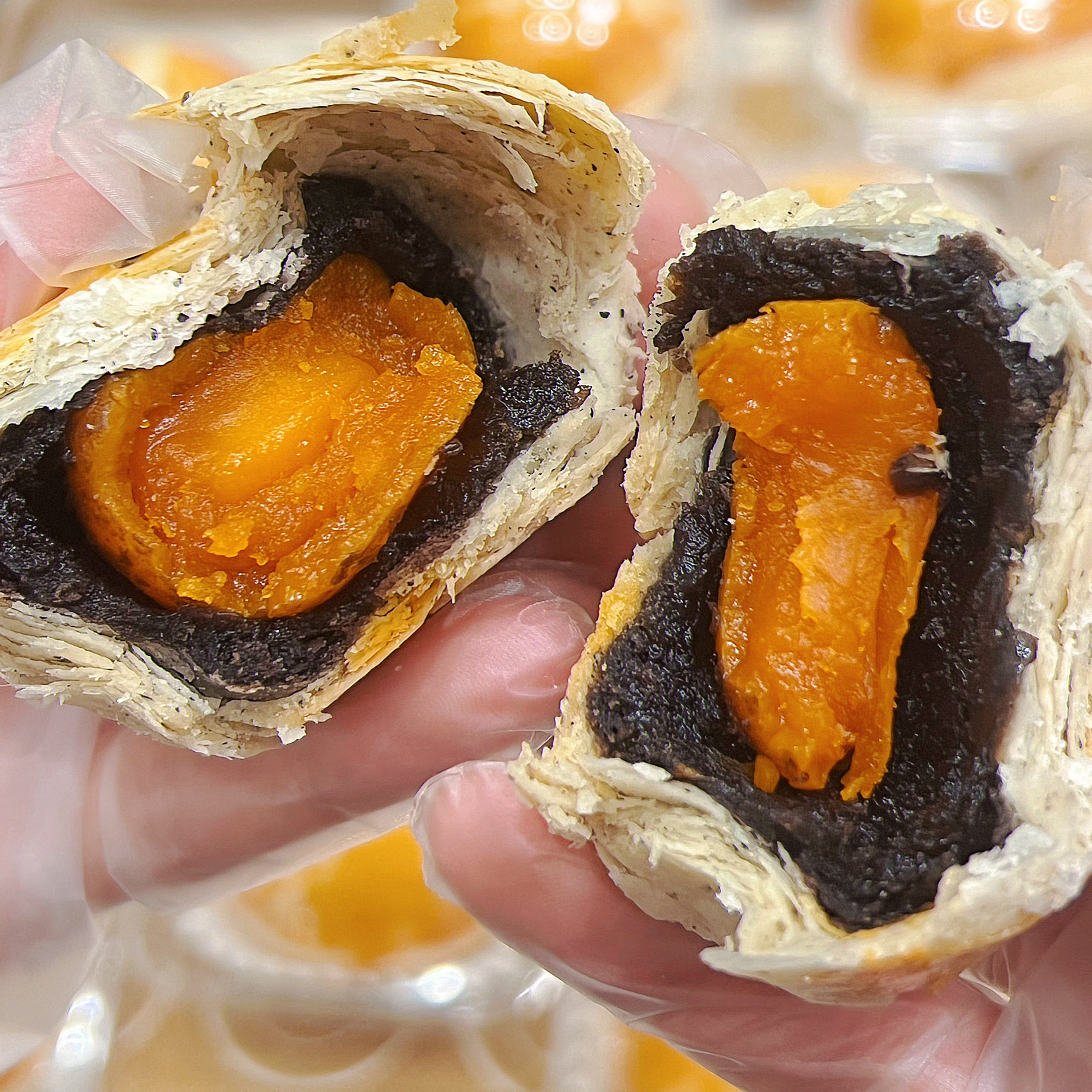 手工蛋黄酥现卖现做红豆凤梨馅整颗新鲜咸鸭蛋黄特产零食节日送礼,零食/坚果/特产,中式糕点/新中式糕点,淘宝优惠券,粉丝福利购,淘宝优惠卷