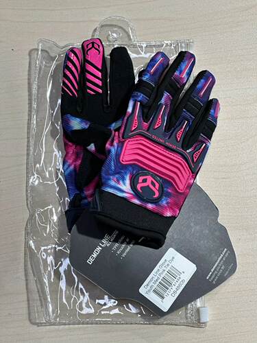 D3o护具品牌Demon的骑行手套，儿童成人三款颜色。新品上市。