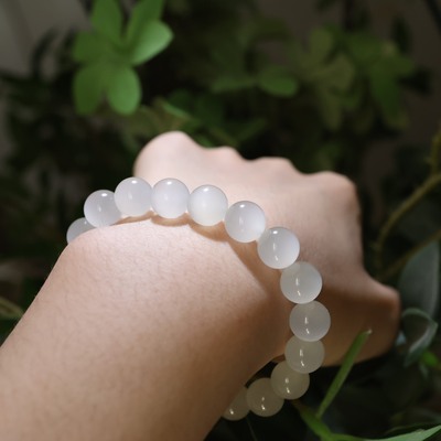 天然和田玉白月光猫眼10mm圆珠单圈  货号:16812售价:11000元