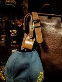 帽子夹挂钩外出便携真皮革帽子夹包包挂件丝巾扣夏季 遮阳帽收纳夹