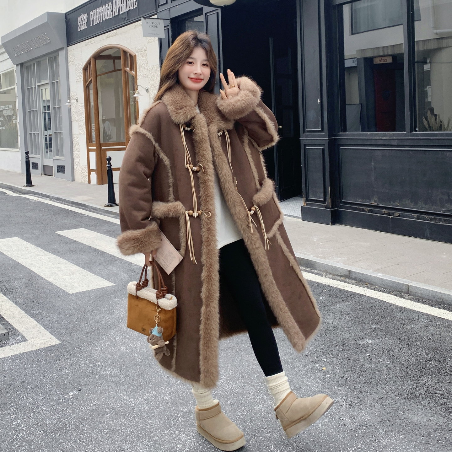 【新款】牛角扣长款皮毛一体外套2590-P285-K428，女装派克服，柏妮丝绮