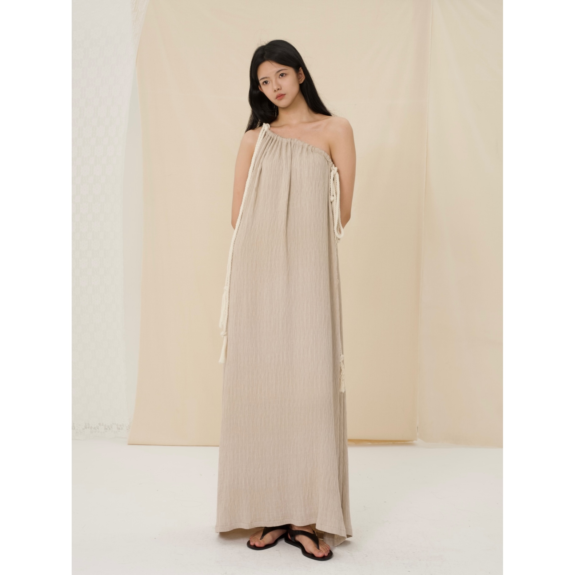 YOWSAH 编织抽绳斜肩度假连衣裙 杏色