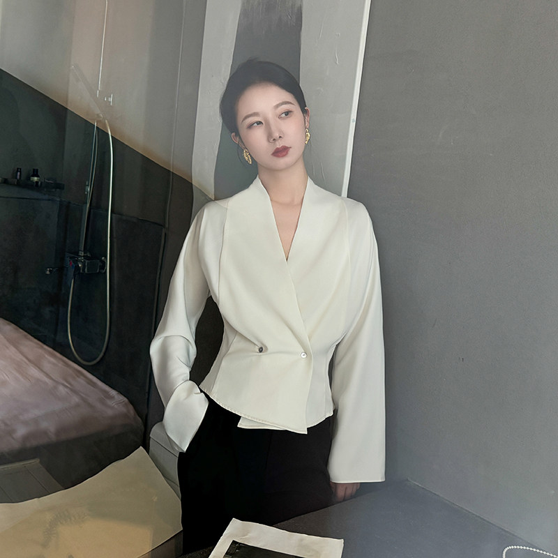 法式知性烟管袖缎面真丝收腰衬衫女简约气质通勤V领高级感上衣秋