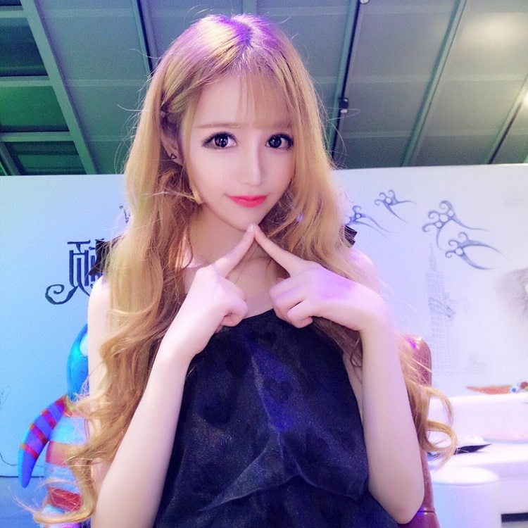 Perruque ANNA LUO  .  Les cheveux longs - Ref 2607356 Image 1