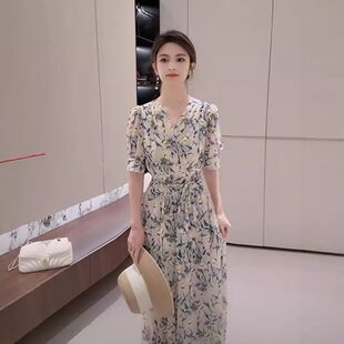 夏季短袖法式碎花连衣裙女V领妈妈装收腰显瘦少妇气质长裙度假风