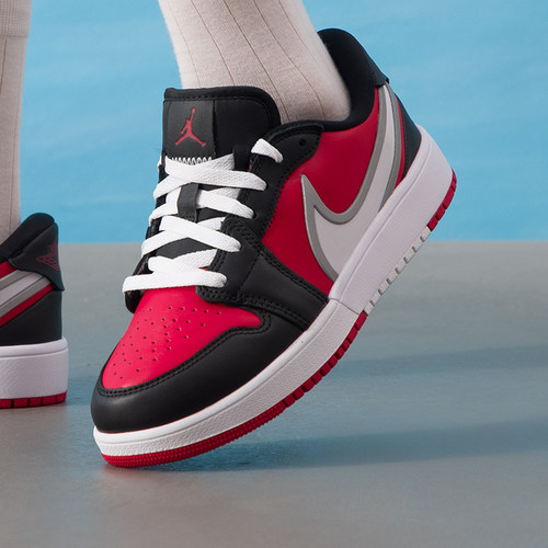 Nike耐克新年款女鞋官方正品AJ1低帮篮球鞋2025冬季红黑休闲板鞋