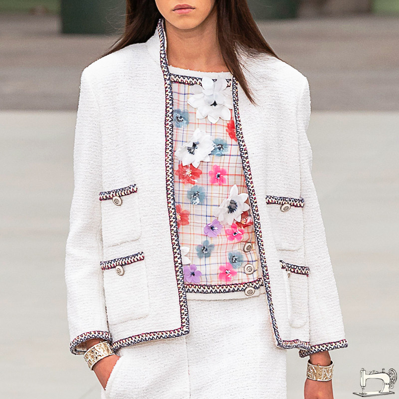 女士小香风立领款白色粗花呢面料手工花边经典四口袋女装手工制作