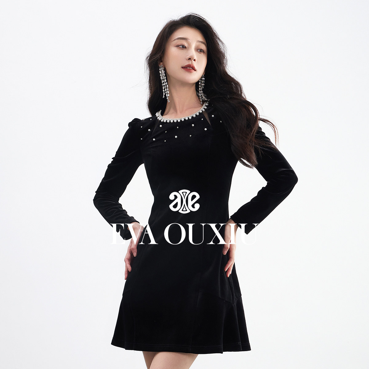 【限时直降】伊华欧秀丝绒收腰连衣裙钉珠显瘦小黑裙子45WAQ5575