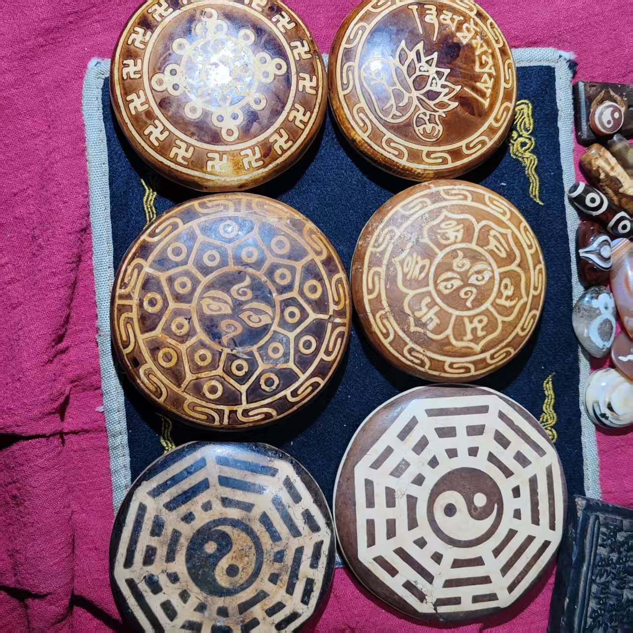 圆饼形状玛瑙天珠风水摆件95x25㎜太级八卦莲花金钱等图案藏式风