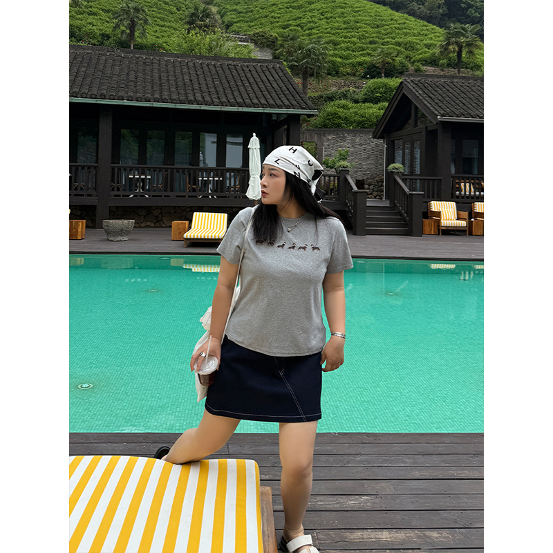 铅笔小鑫大码女装 超减龄 腊肠小狗 时髦印花珍珠T恤遮肉显瘦短袖