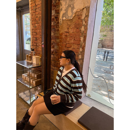 铅笔小鑫大码女装 撞色条纹V领设计 打破沉闷 针织开衫