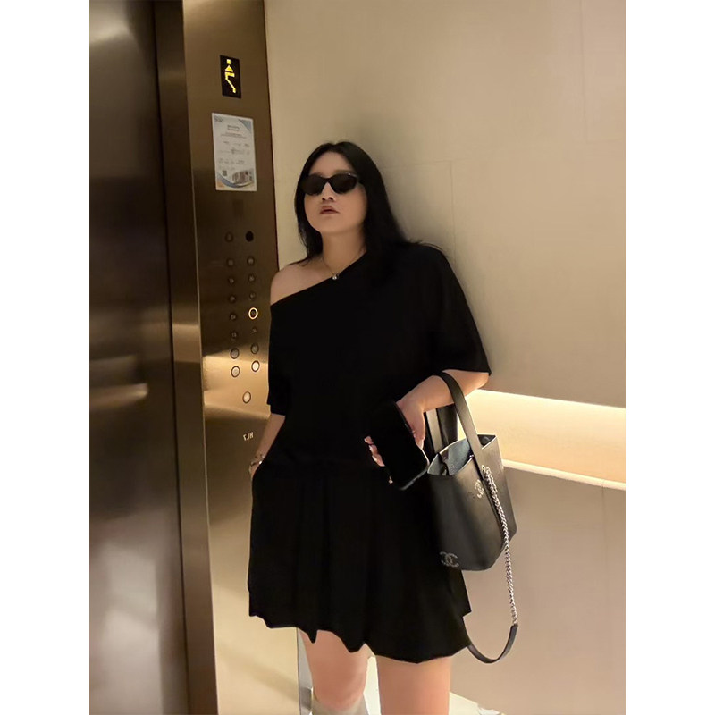 铅笔小鑫大码女装 显瘦CP复古简约 斜肩T恤+花苞裙套装