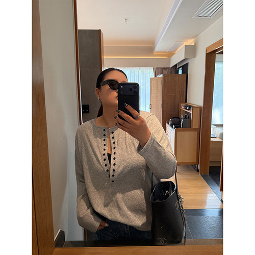 铅笔小鑫大码女装极简休闲松弛慵懒半排扣装饰长袖T恤