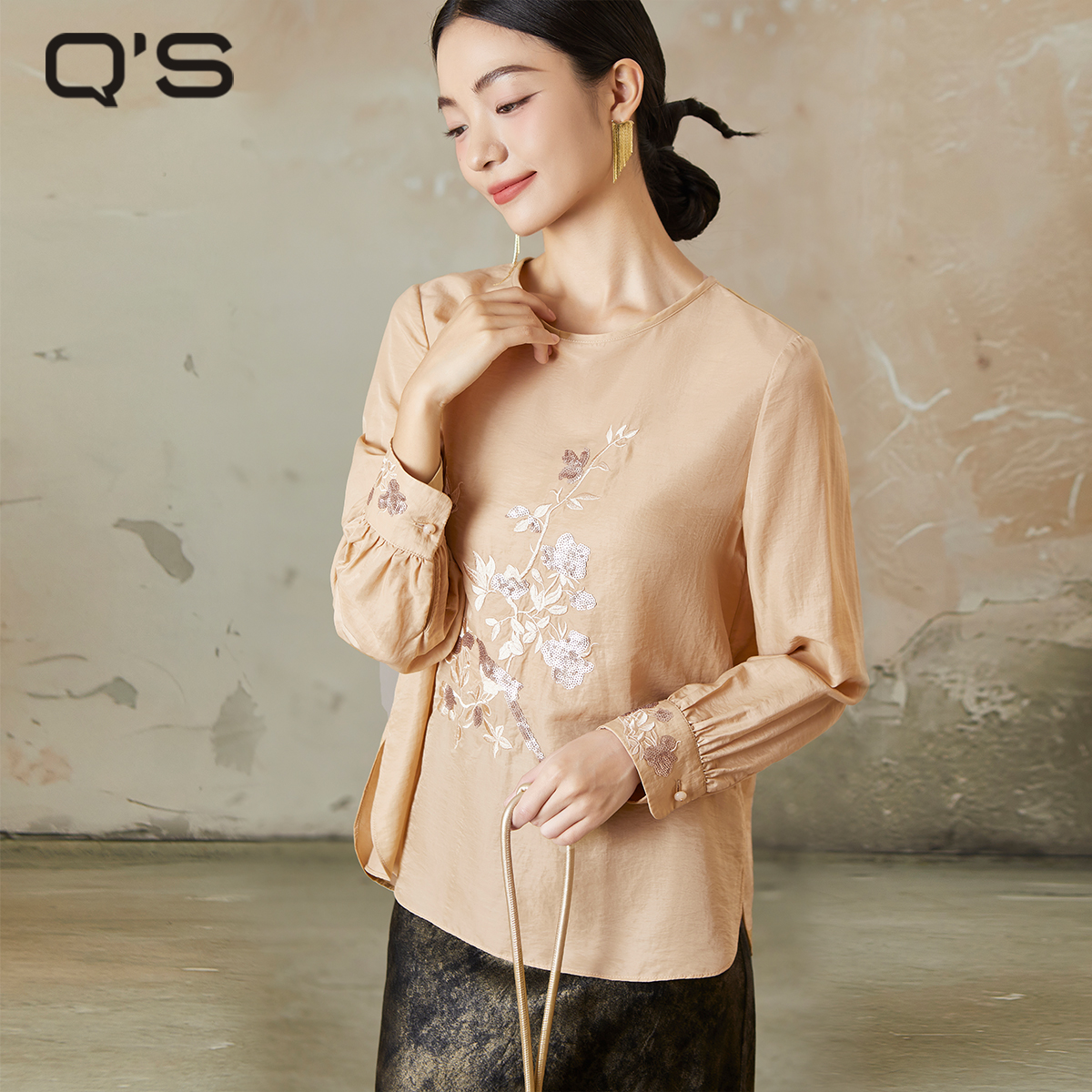 QS秸熙2024春秋季新款改良轻国风套头衬衫女立体珠片绣花长袖上衣