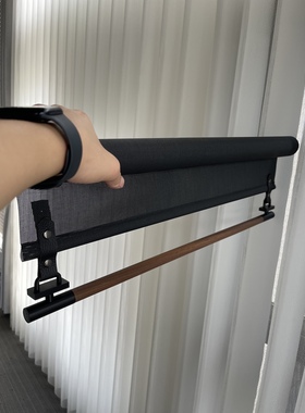 壹舍软装空间美学卧室定制黑色阳光面料卷帘胡桃木精致吊杆款