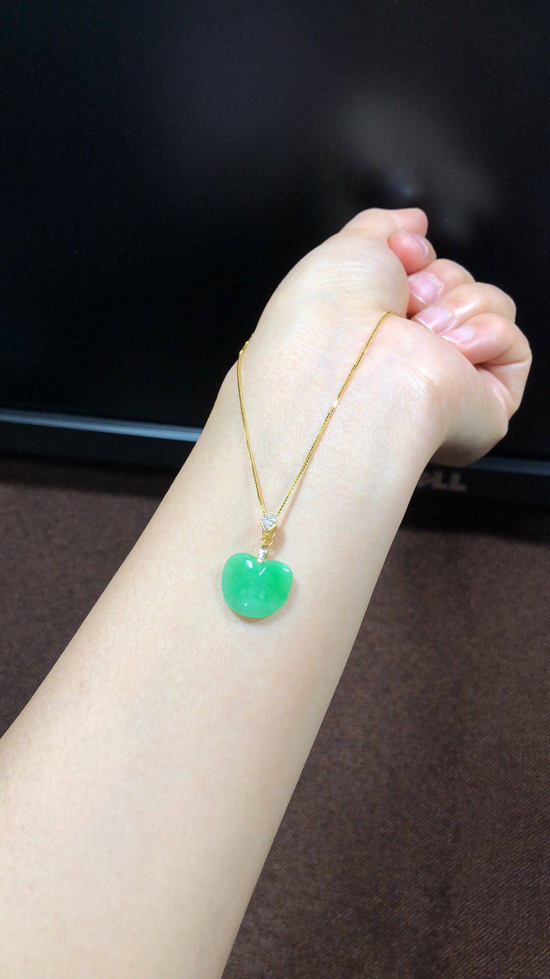 天然a货翡翠阳绿爱心心形桃心小苹果平安女士玉小吊坠挂件锁骨坠