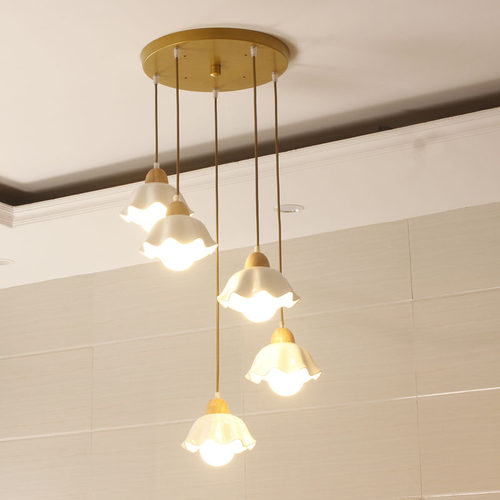 北欧loft小复式客厅楼梯原木吊灯