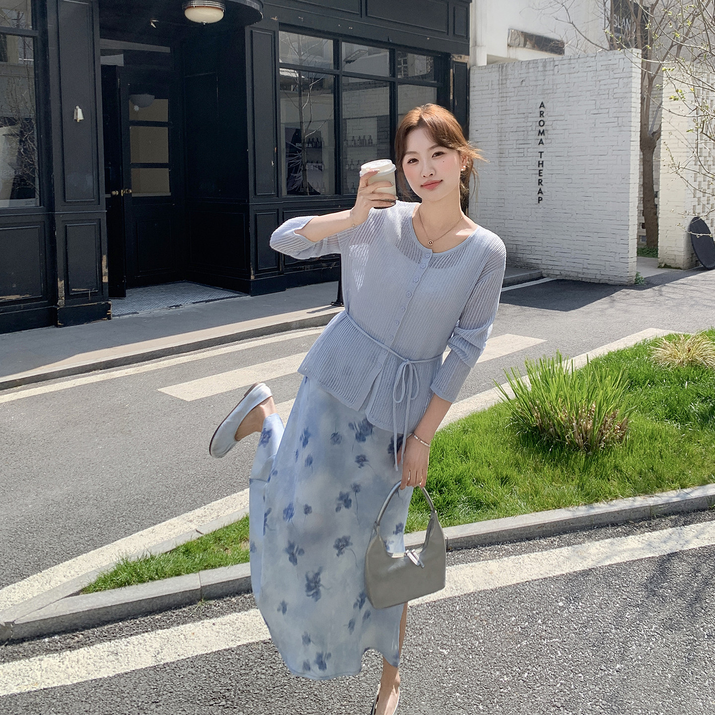 气质超火雾霾蓝针织开衫套装女春季2026新款缎面碎花半身裙两件套