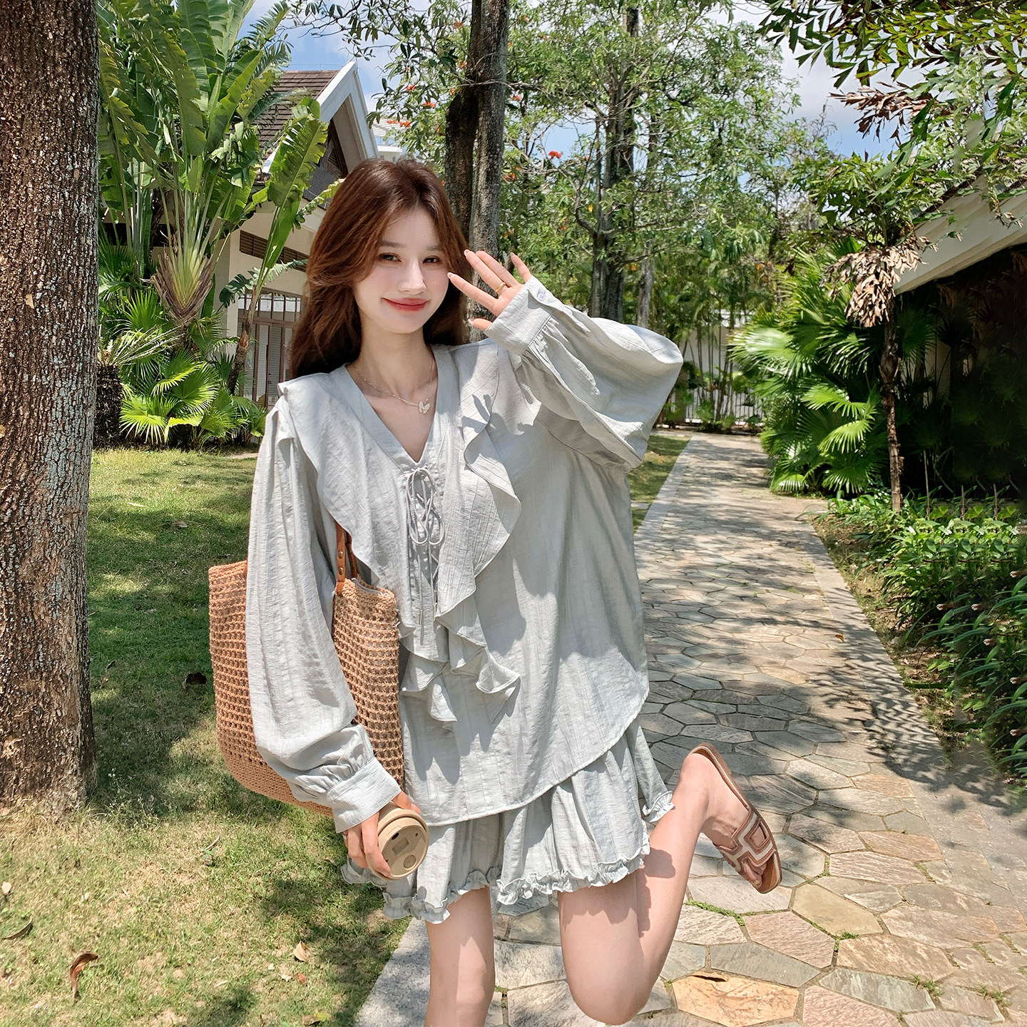 浅蓝色荷叶边V领衬衫花边半身裙套装女夏季2026新款两件套小个子