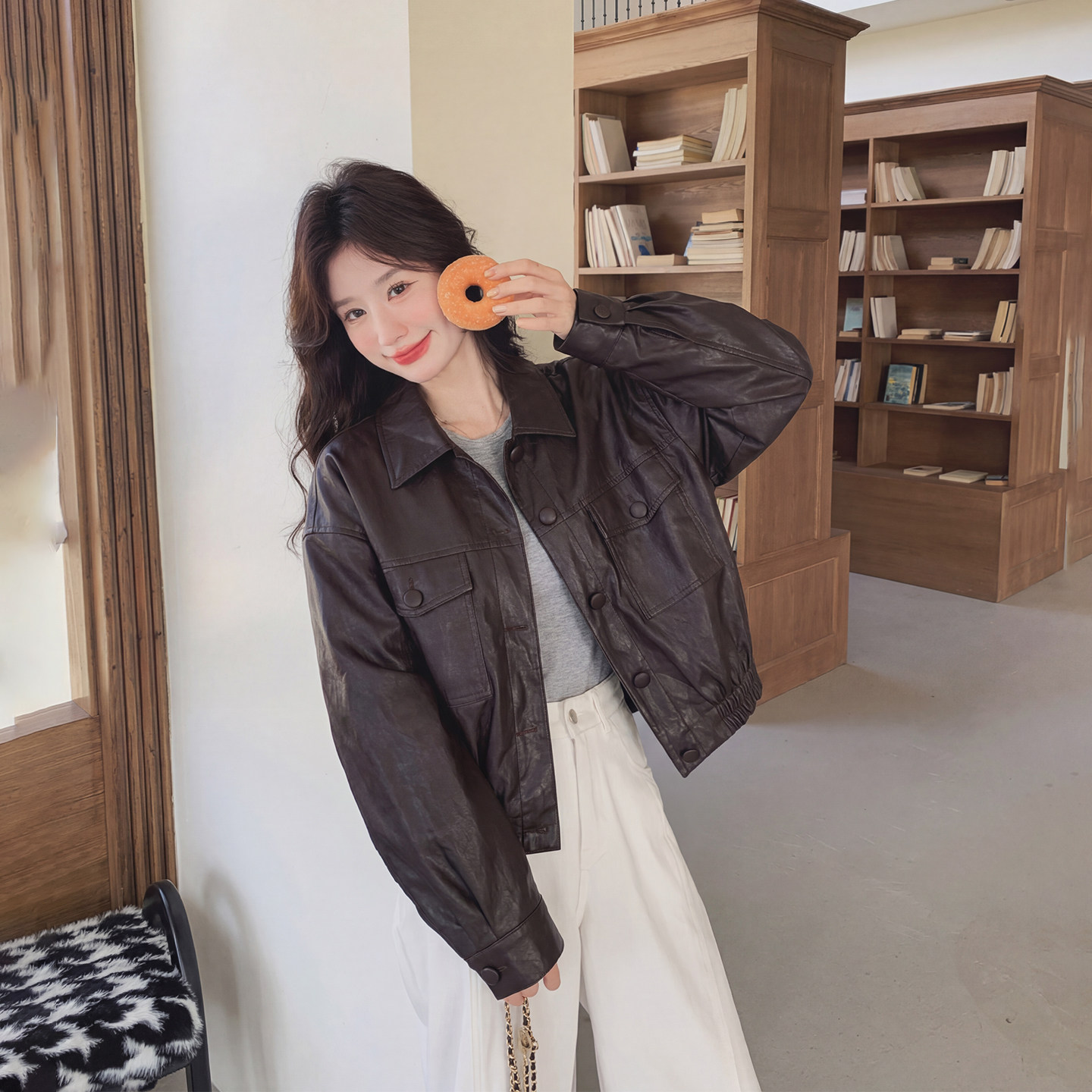 复古气质深棕色翻领皮衣短外套女春季2026新款小个子机车服PU夹克