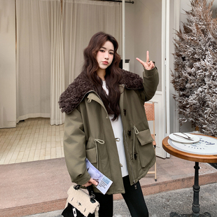羊羔毛领军绿色中长款羽绒服派克服女冬季2025新款工装牛角扣外套