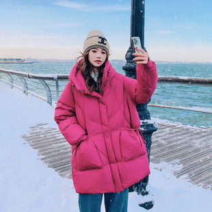 甜美玫红色连帽中长款羽绒服女冬季2025新款多巴胺爆款学院府外套