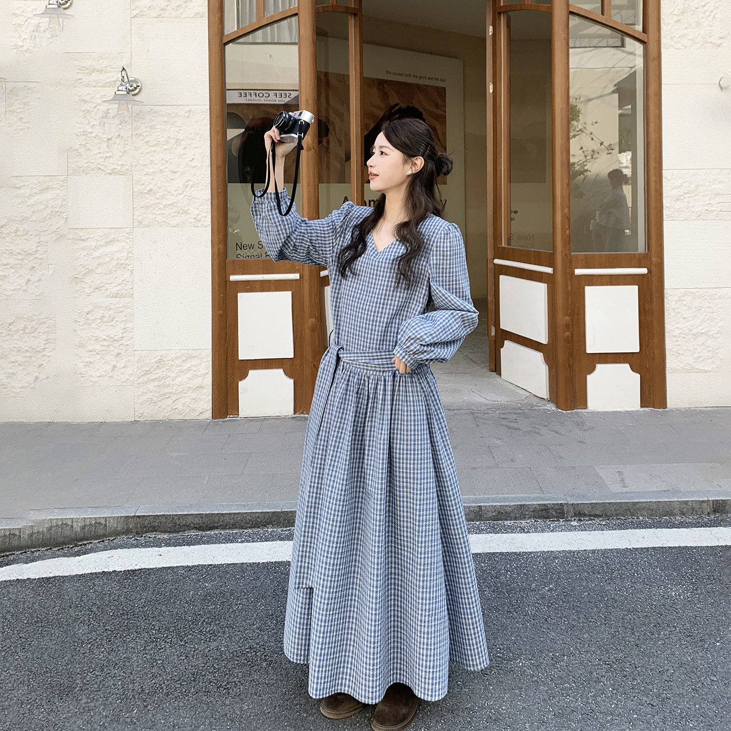 蓝色泡泡袖气质格子V领连衣裙女春季2026新款巨好看独特漂亮长裙