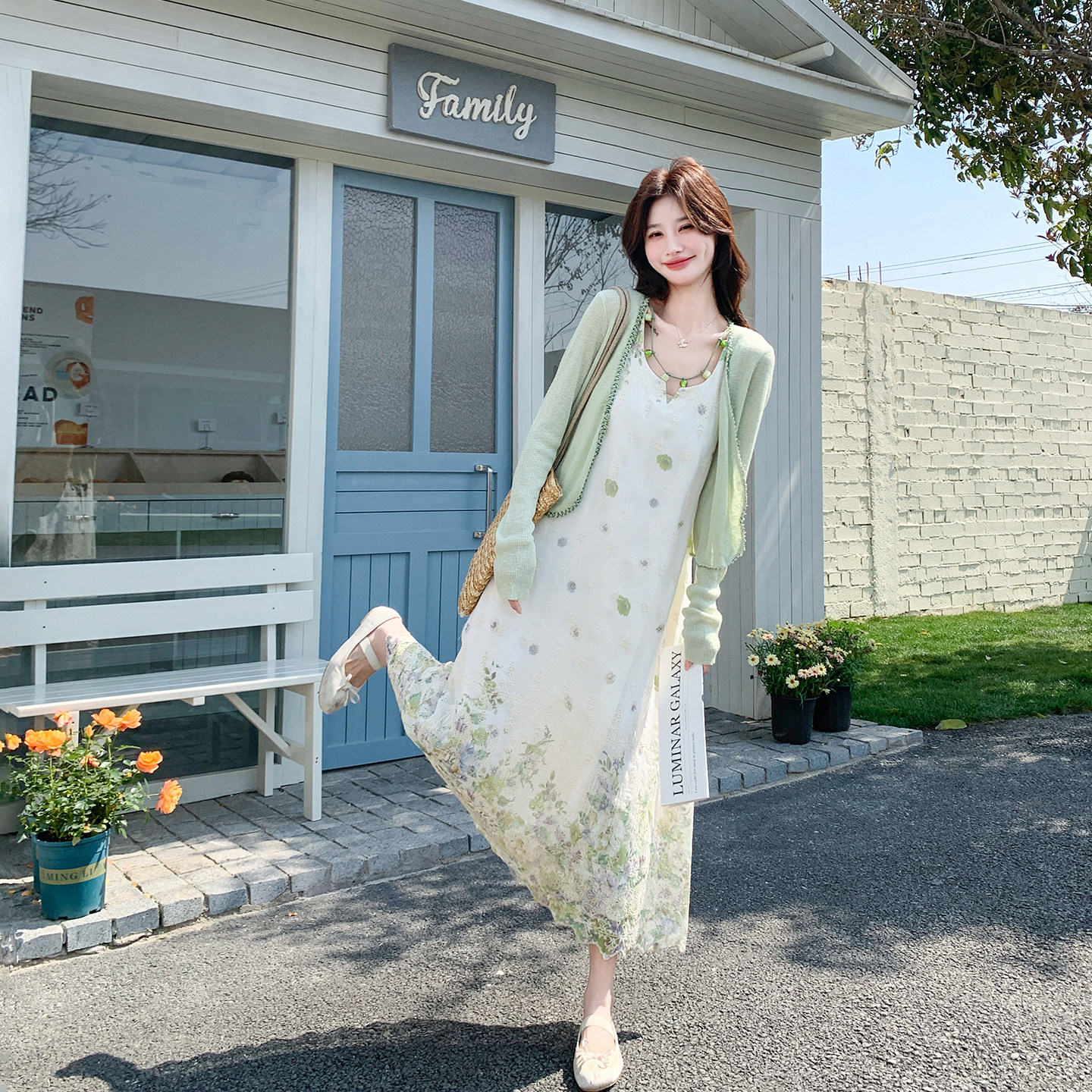 浅绿色甜美串珠绣花连衣裙套装女夏季2026新款针织衫吊带裙两件套