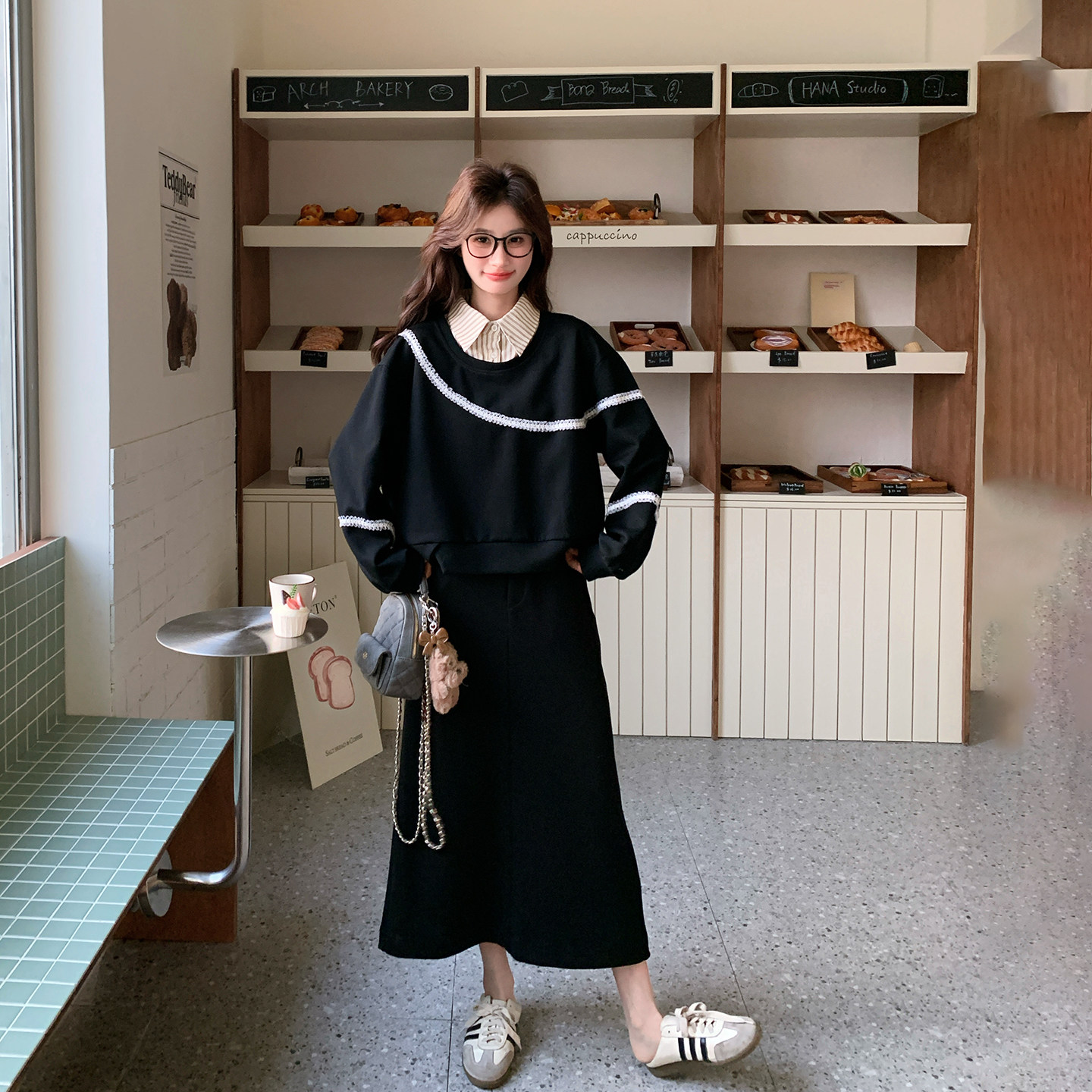 今年流行巨好看条纹拼接黑色套装女春季2026新款卫衣半身裙两件套