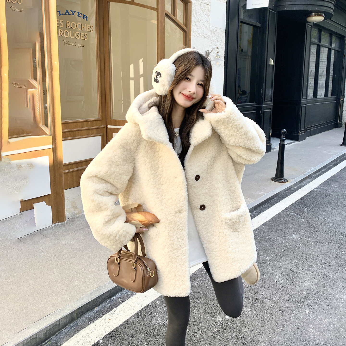 米白色连帽皮毛一体羊羔毛外套女