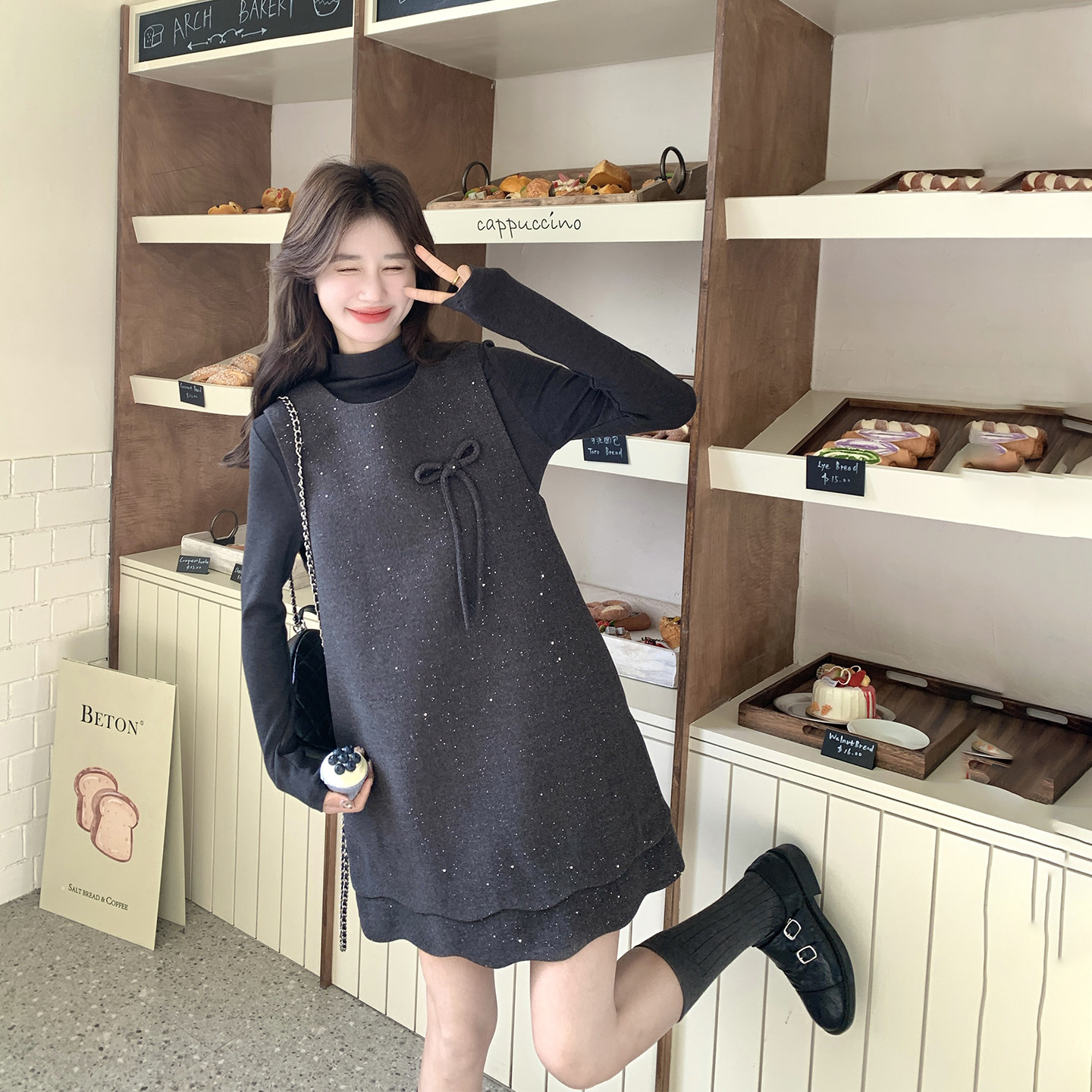 深灰色亮片蝴蝶结背心连衣裙女春季2026新款独特漂亮打底衫两件套