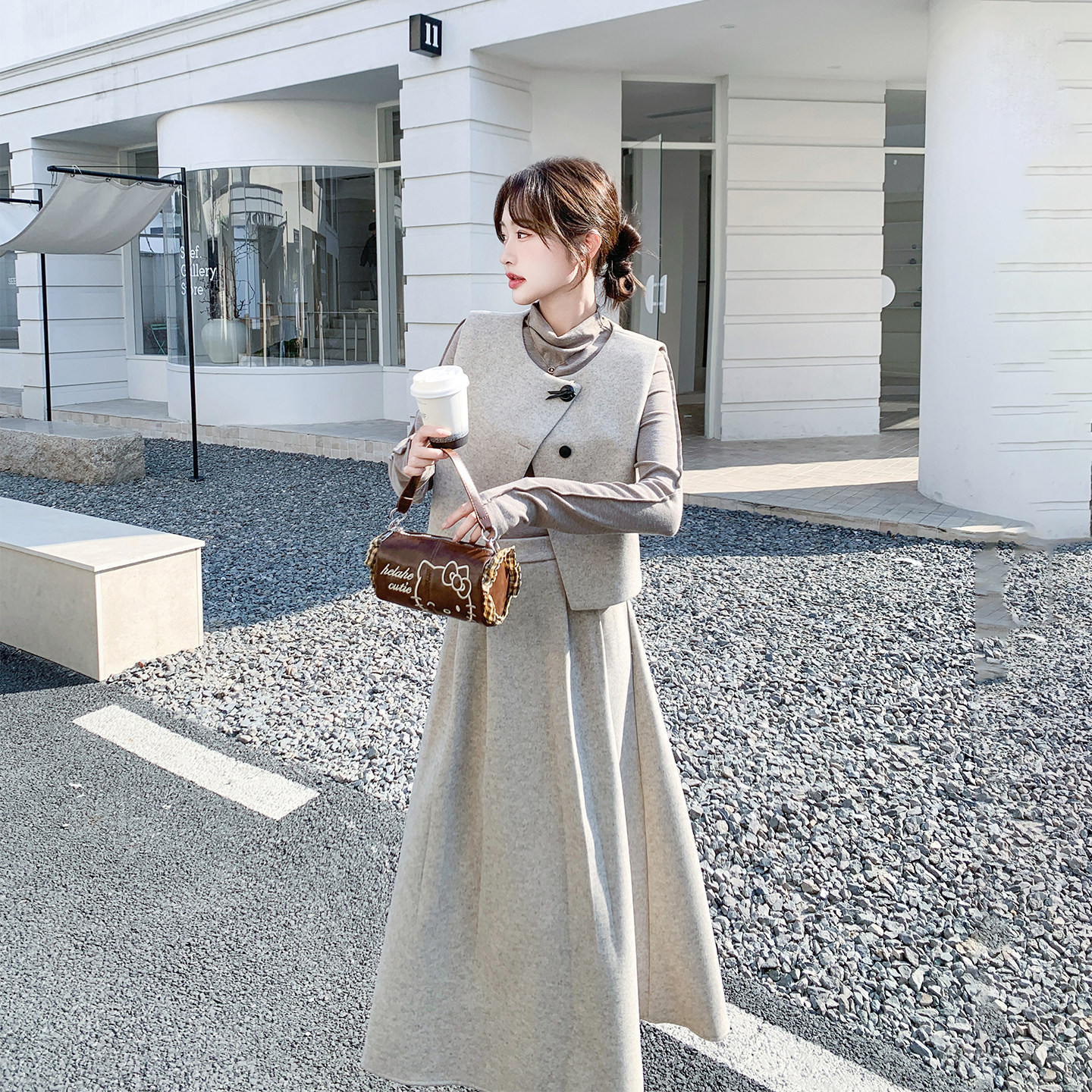 轻熟风杏色马甲打底衫半身裙套装