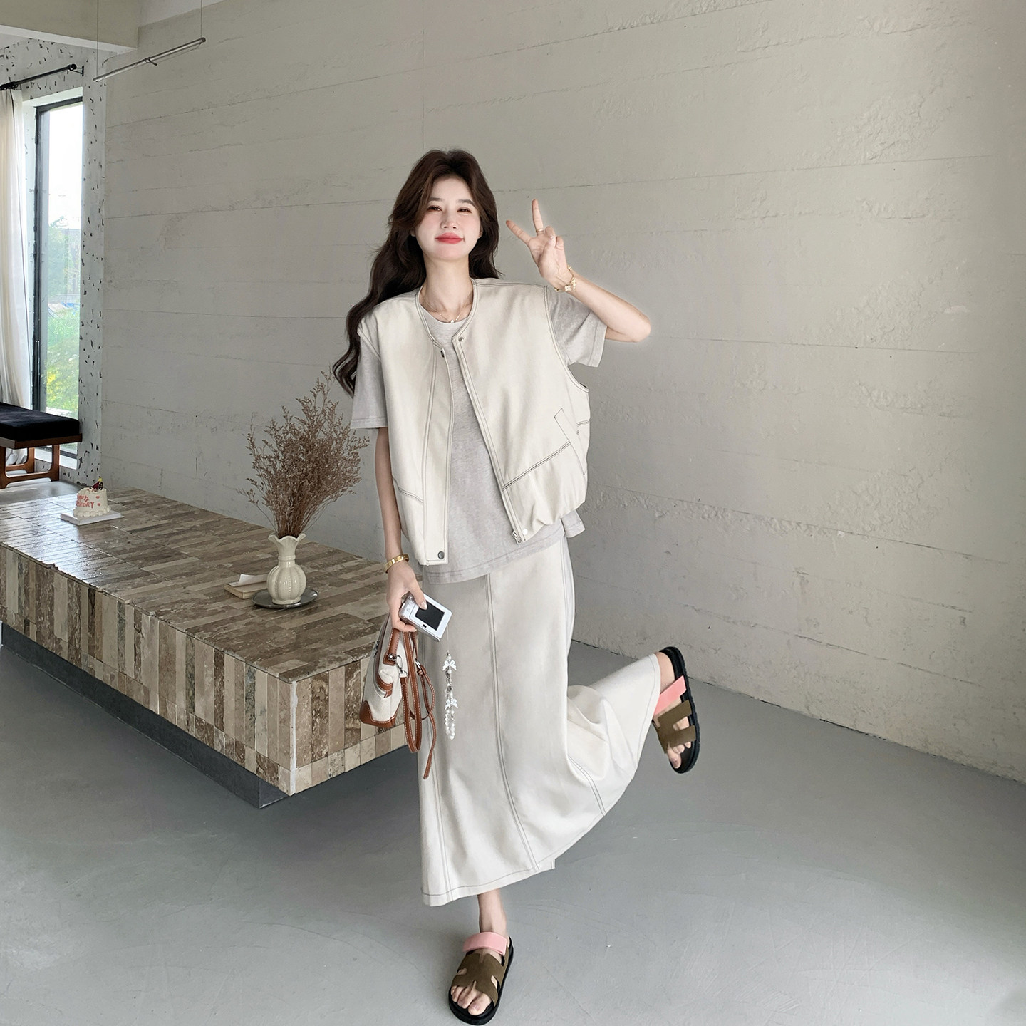 休闲气质工装减龄米白色马甲套装女夏季2026新款T恤半身裙三件套