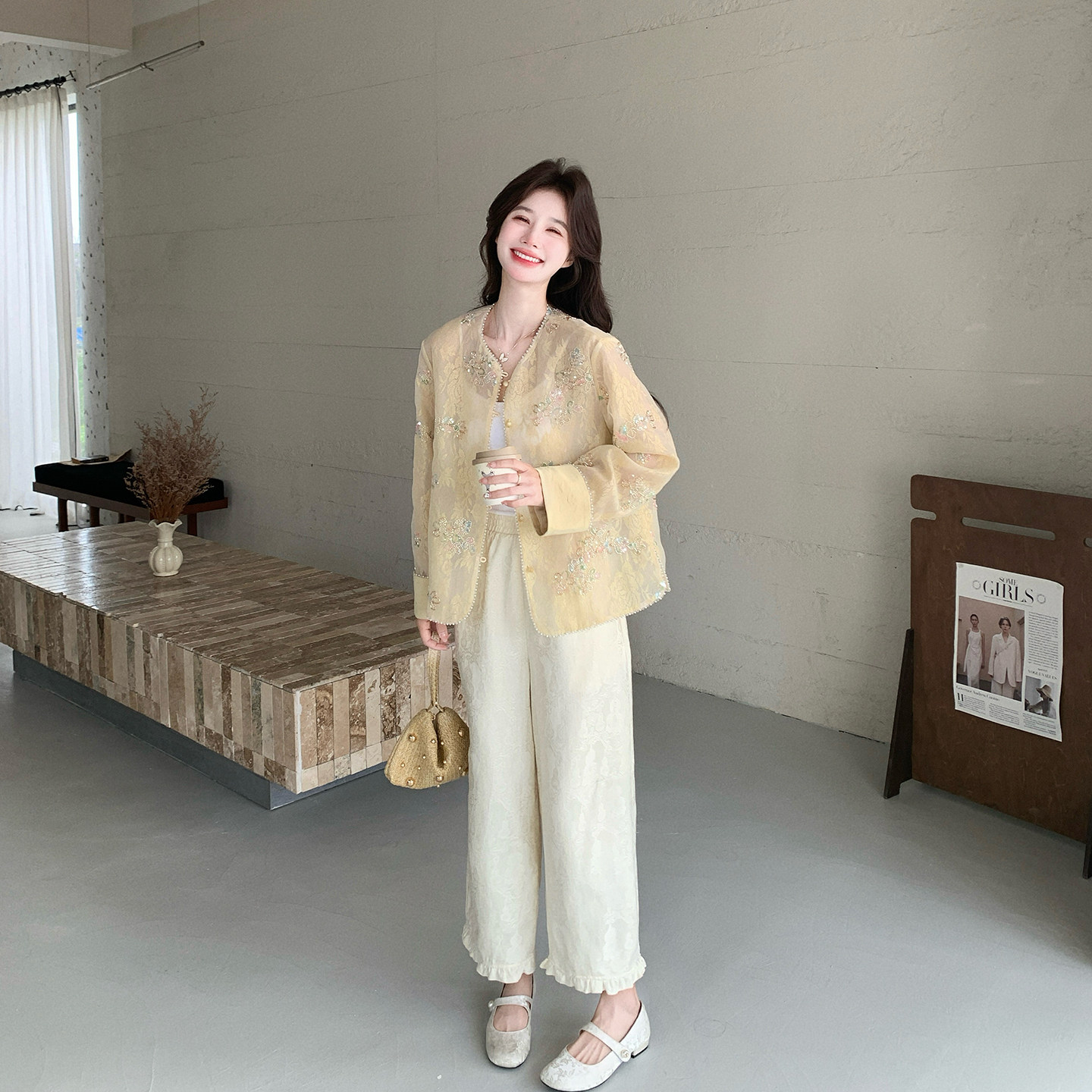 浅黄色圆领钉珠绣花纱织短外套女