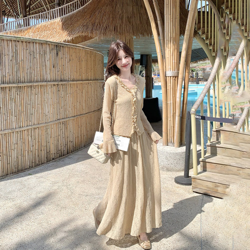杏色木耳边V领小衫半身裙套装女