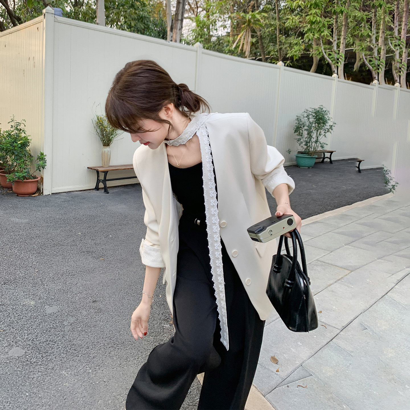 米白色蕾丝拼接V领西装外套女春