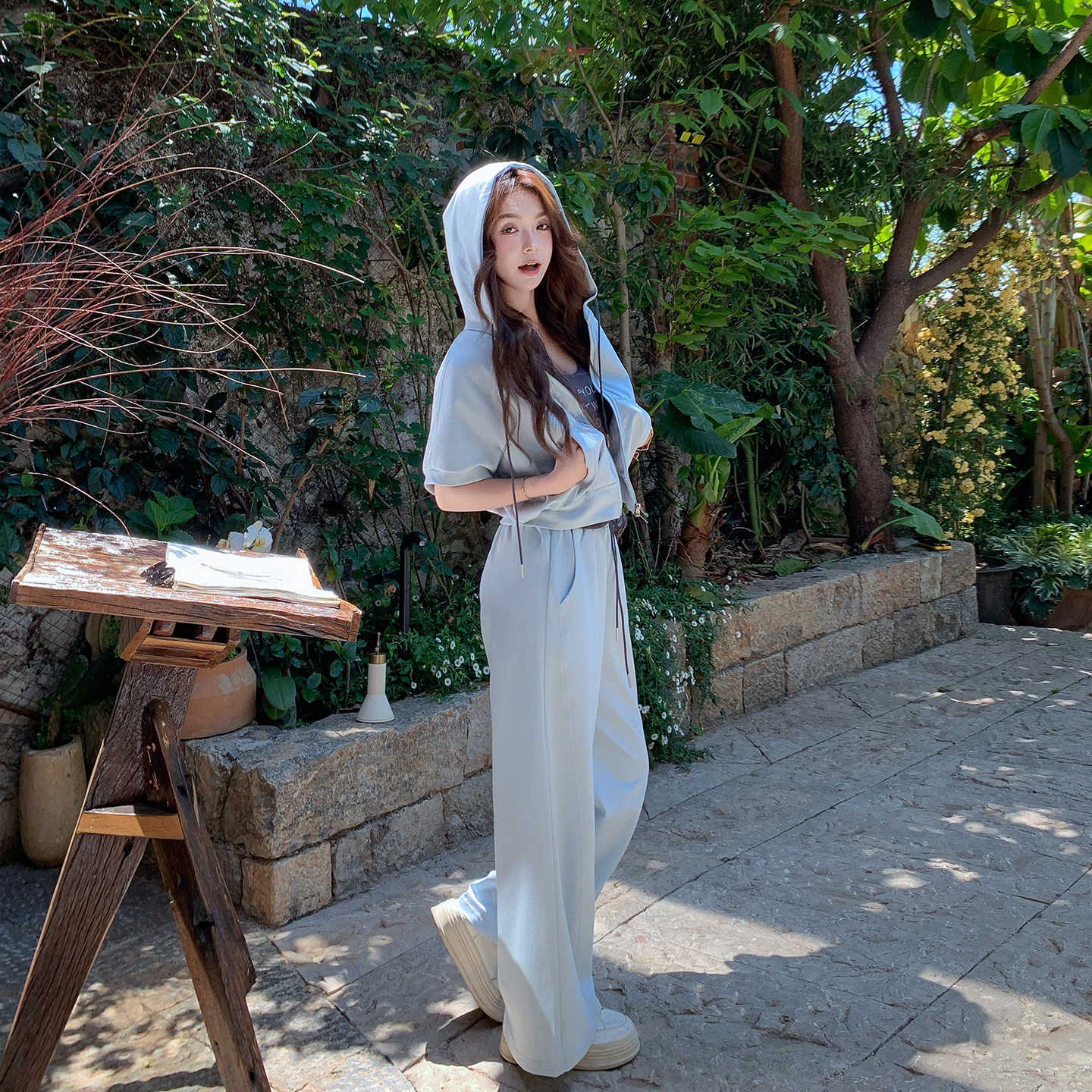 休闲气质浅蓝色连帽卫衣背心套装女夏季2026新款运动阔腿裤三件套