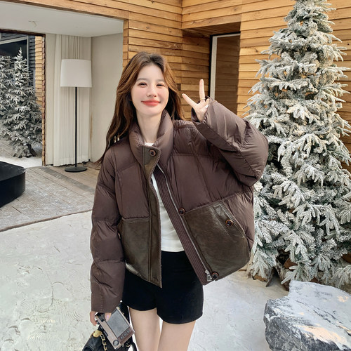 咖色PU皮拼接短款90绒羽绒服女冬