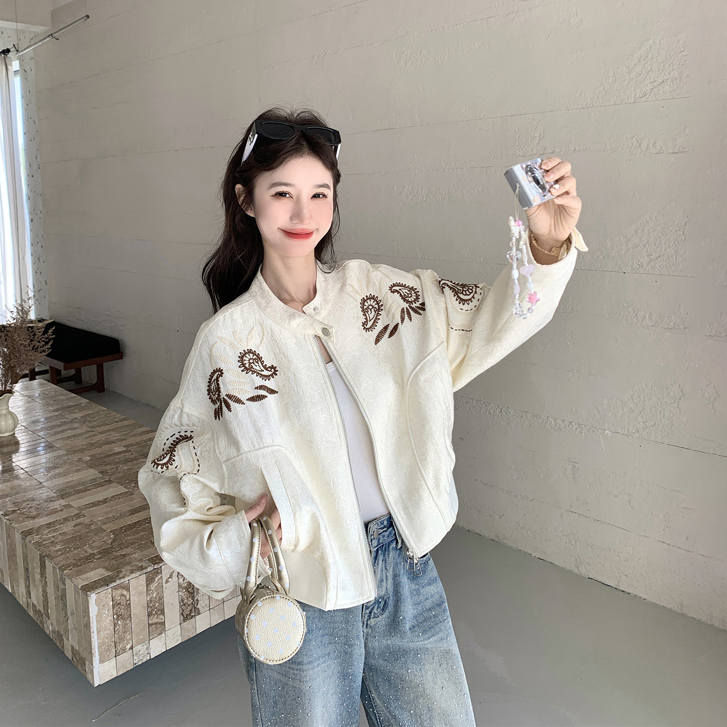 休闲气质立领刺绣米白色外套女春季2026新款今年流行爆款短款夹克