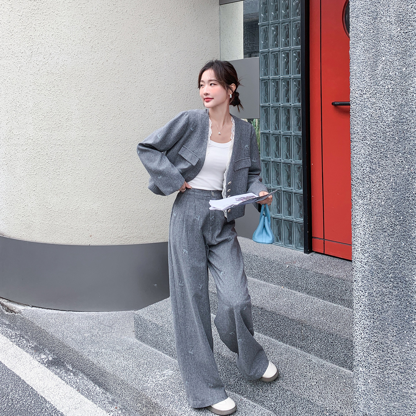 刺绣蕾丝花边V领灰色西装套装女春季2026新款轻熟风阔腿裤两件套