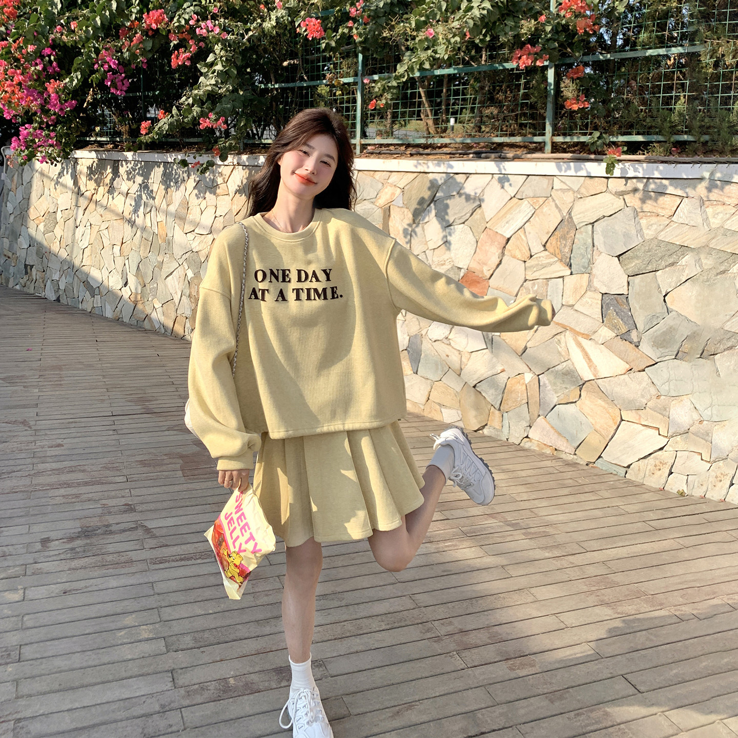 气质一整套ootd穿搭套装女春季2026新款黄色字母卫衣百褶裙两件套