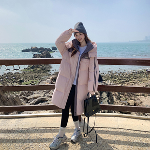 撞色拼接连帽粉色中长款羽绒服女冬季2025新款百搭白鸭绒甜美外套